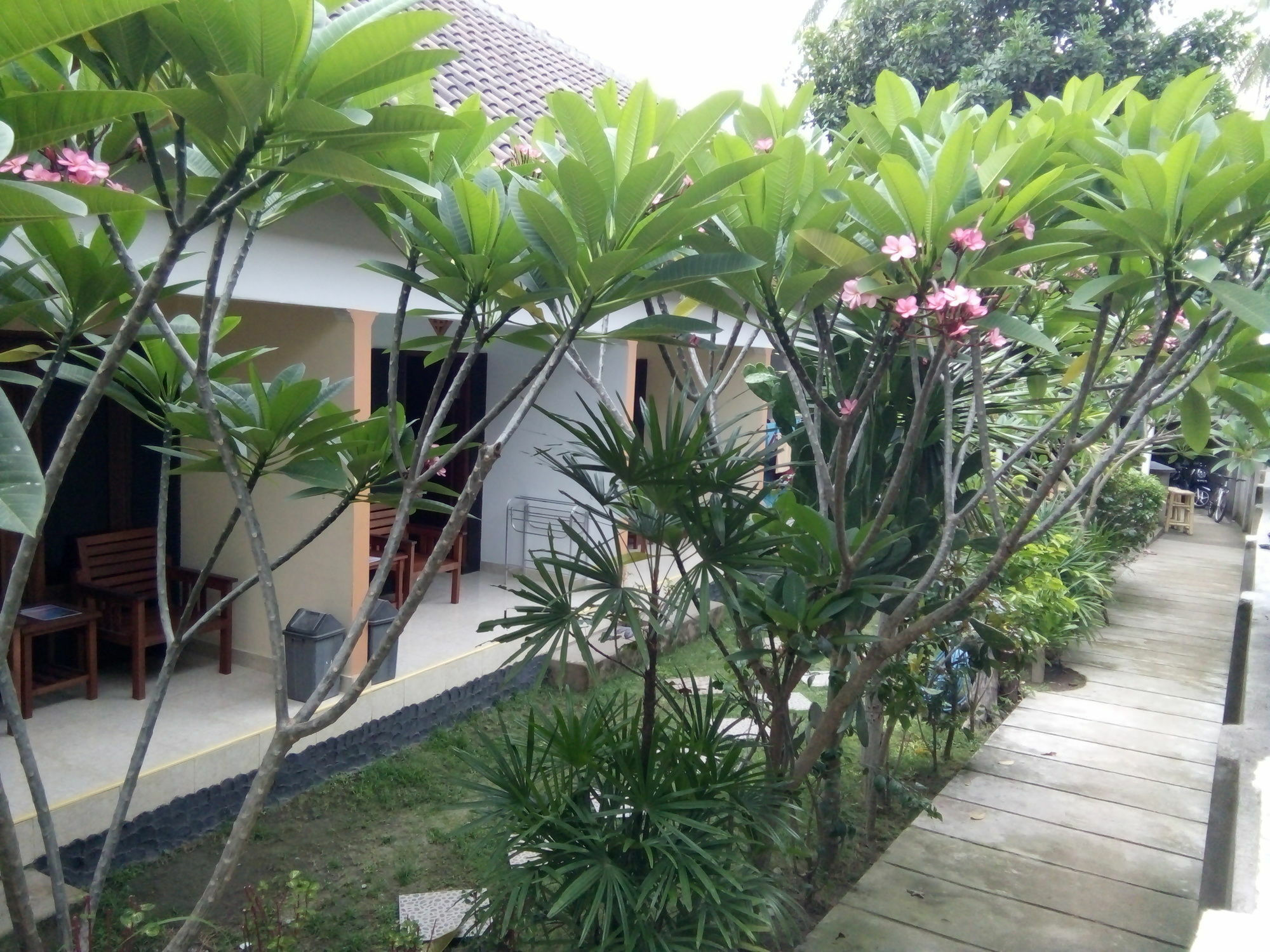 Family Garden Homestay Mangsit Buitenkant foto